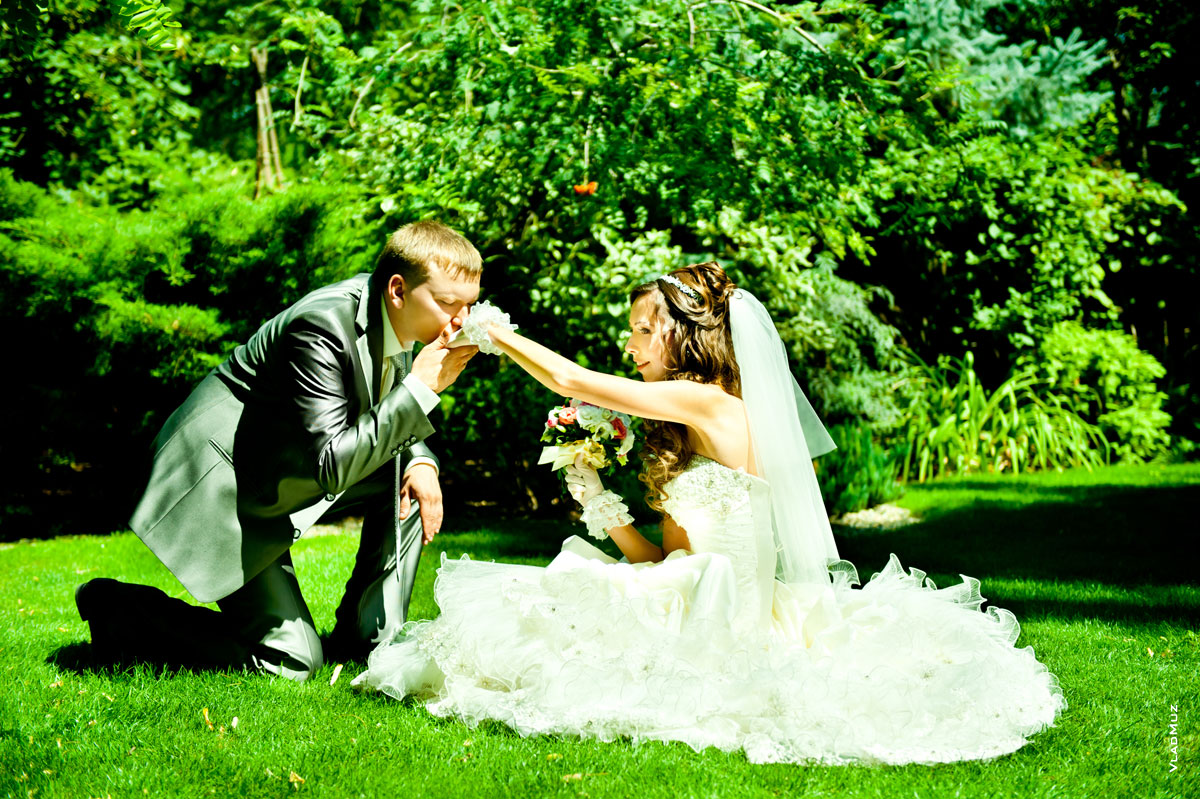 Фото жениха, целующего невесте руки