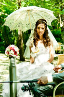 Фотопортрет невесты с зонтом, букетом и красивым свето-теневым рисунком на лице