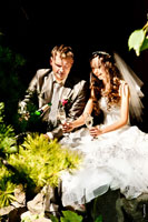Солнечная фотография молодоженов со свадебным шампанским