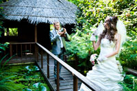 Жених фотографирует невесту. Невеста позирует