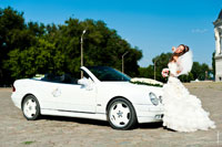 Фото невесты в белом у белого свадебного кабриолета