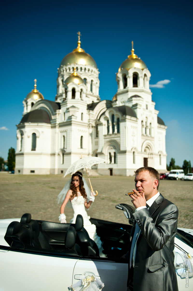Фото жениха с невестой у свадебного кабриолета перед собором в Новочеркасске