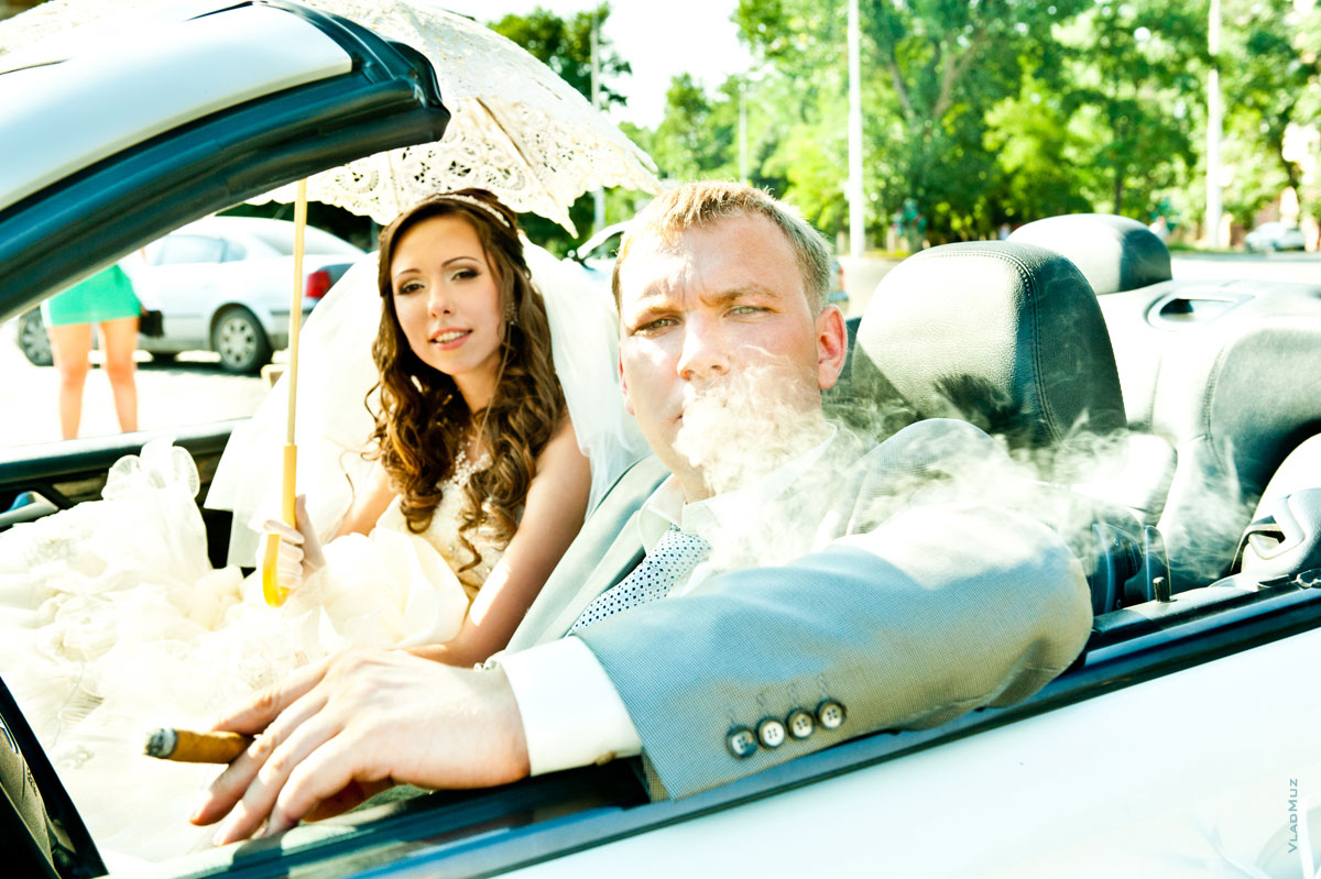 Фото жениха с сигарой за рулем кабриолета