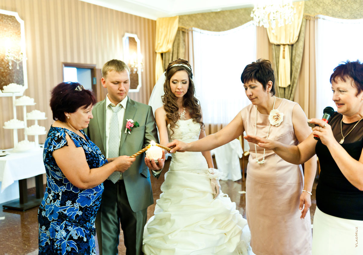 Что подарил жених невесте. Фотосессия с родителями на свадьбе. Родители молодоженов на свадьбе. Невеста с родителями. Свадьба молодожены с родителями.