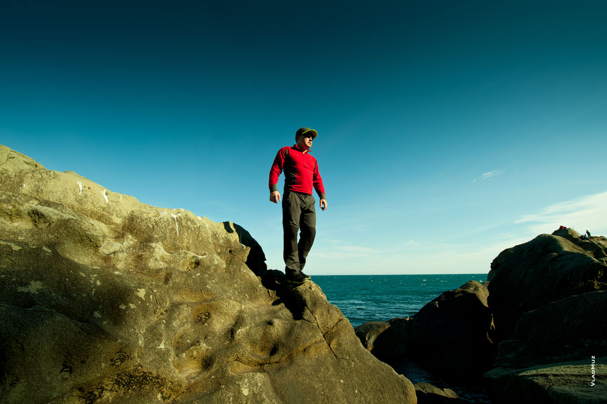 Фото мужчины на фоне гор и моря с помощью Nikon 14-24mm f/2.8G