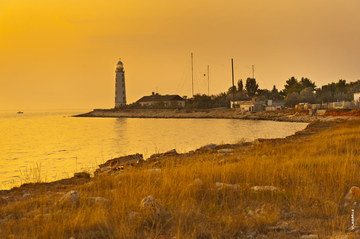 Фотопейзаж: маяк на Черном море