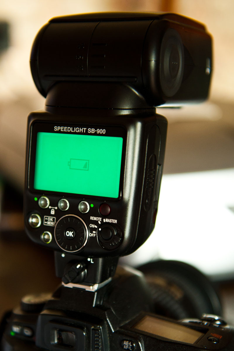 Вспышка Nikon Speedlight SB-900 может отключиться без предупреждения