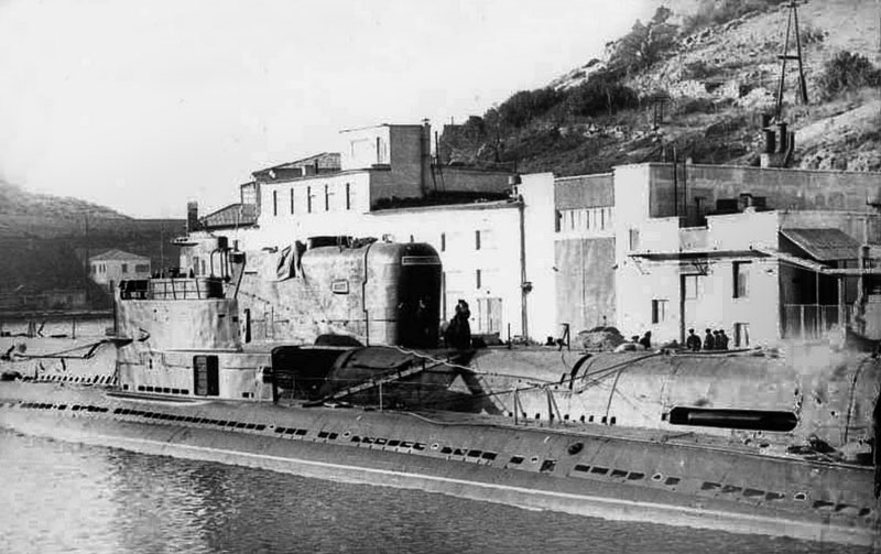 Две дизельные подводные лодки в Балаклавской бухте: подлодка проекта 613 на переднем плане и лодка проекта 651 — на заднем, 1980-е годы