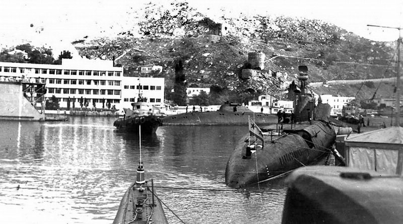 На переднем плане — подводная лодка проекта 651, на заднем — подлодка СС-533 проекта 1710