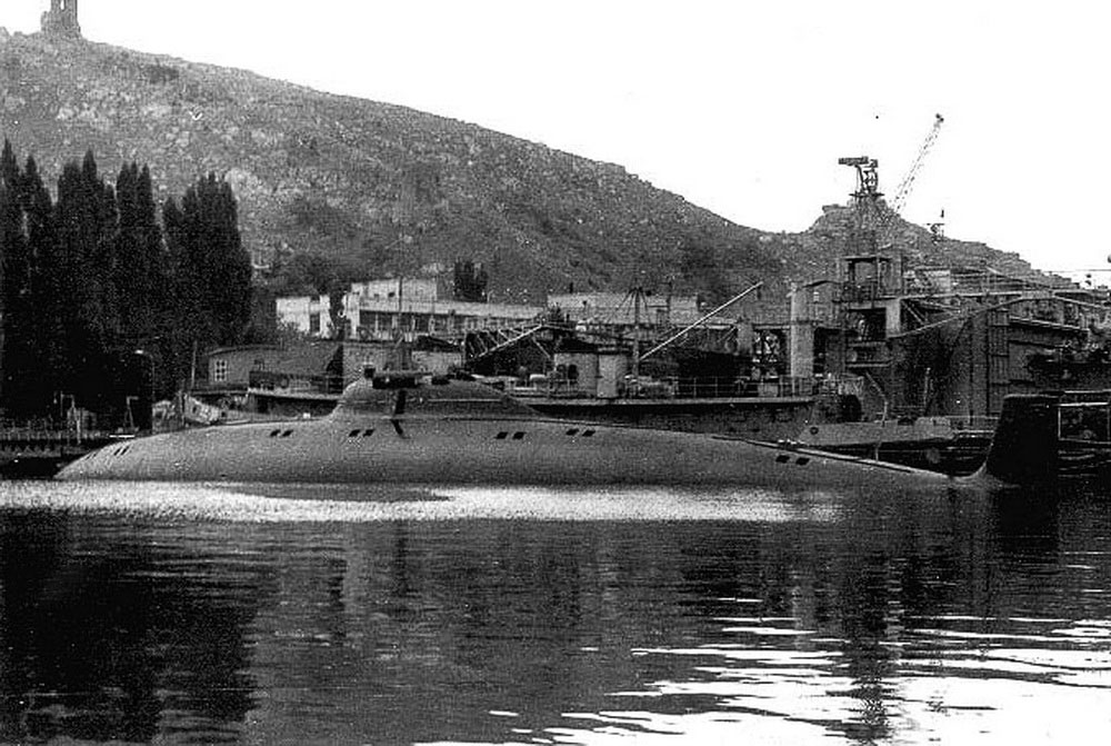 Опытная подводная лодка СС-533 проекта 1710 в Балаклавской бухте