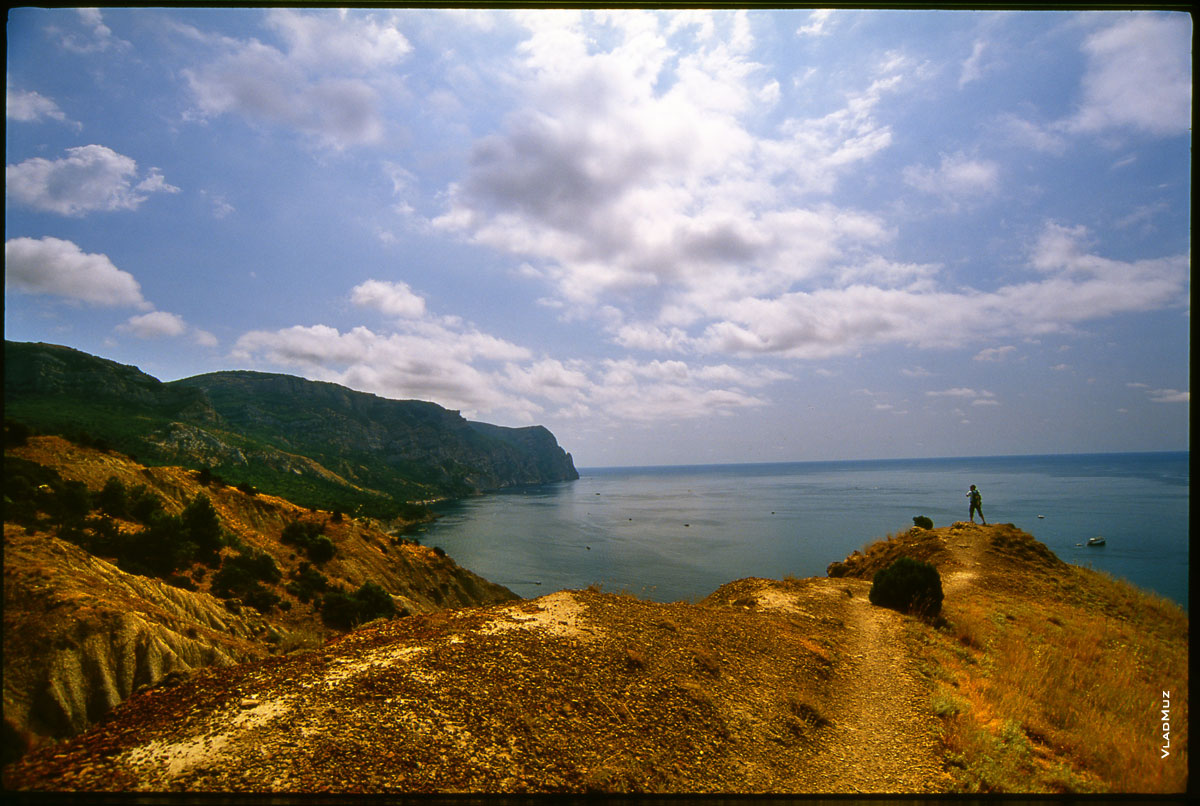 Крым, пейзаж: в кадре горы, море и небо