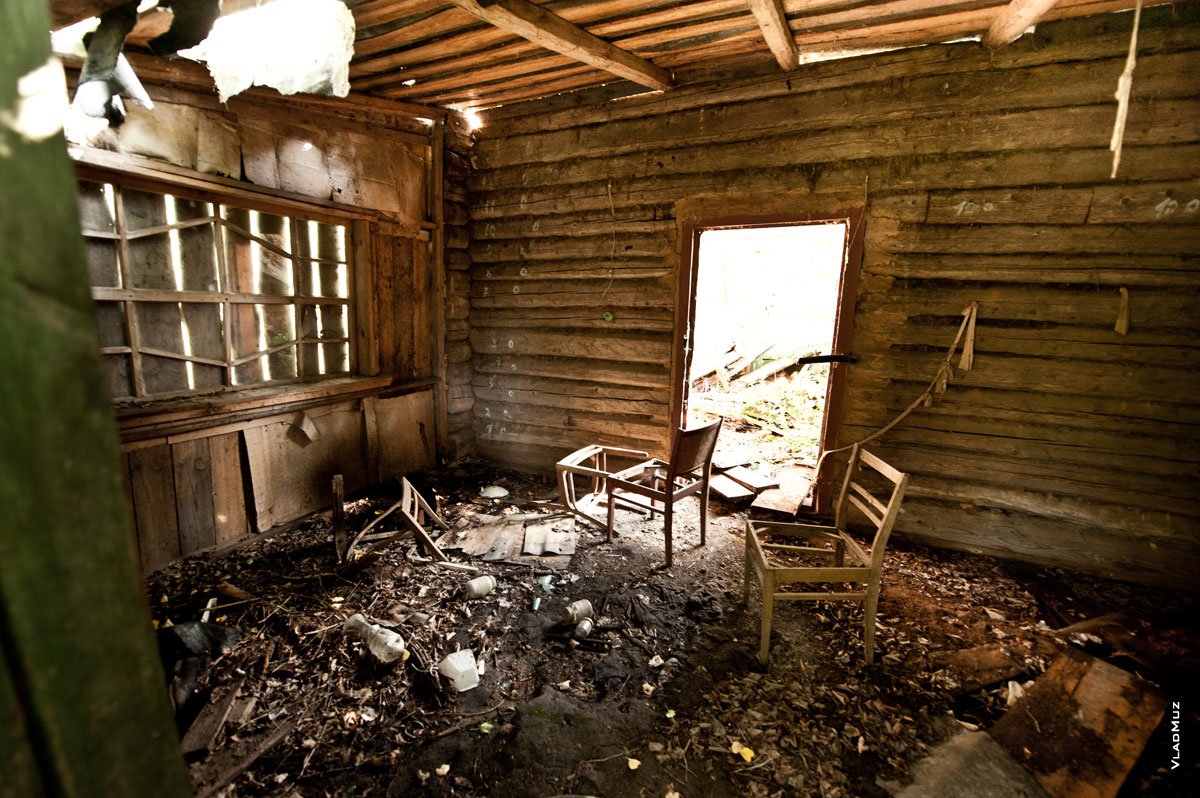 Фото старых стульев внутри брошенного деревенского дома в Науховичах в Чечерском р-не Гомельской обл., Белоруссия