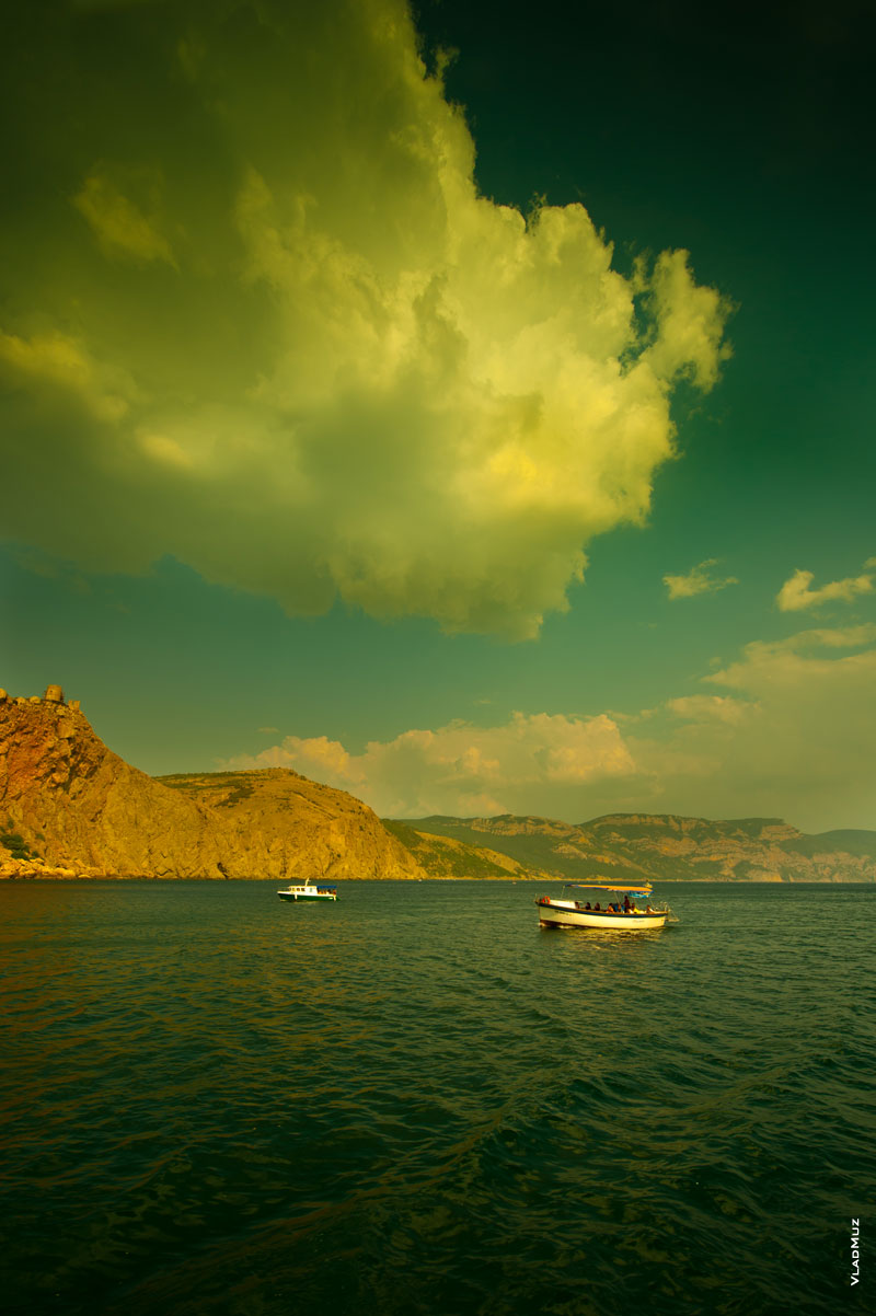 Морской крымский фото пейзаж с лодкой, морем и облаками с HD разрешением 2620 на 3935 пикселей (фото в полном размере и высоком качестве)
