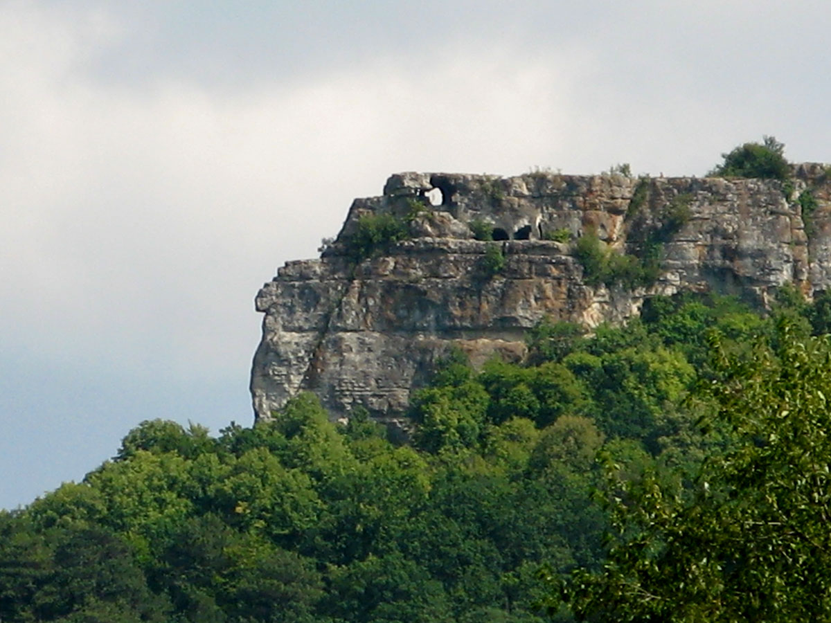 Вид на пещеры Мангупа снизу