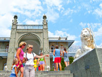 Фото льва у лестницы Алупкинского дворца перед его южным фасадом