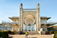Южный вход в Воронцовский дворец в Крыму с видом на море оформлен в восточном стиле
