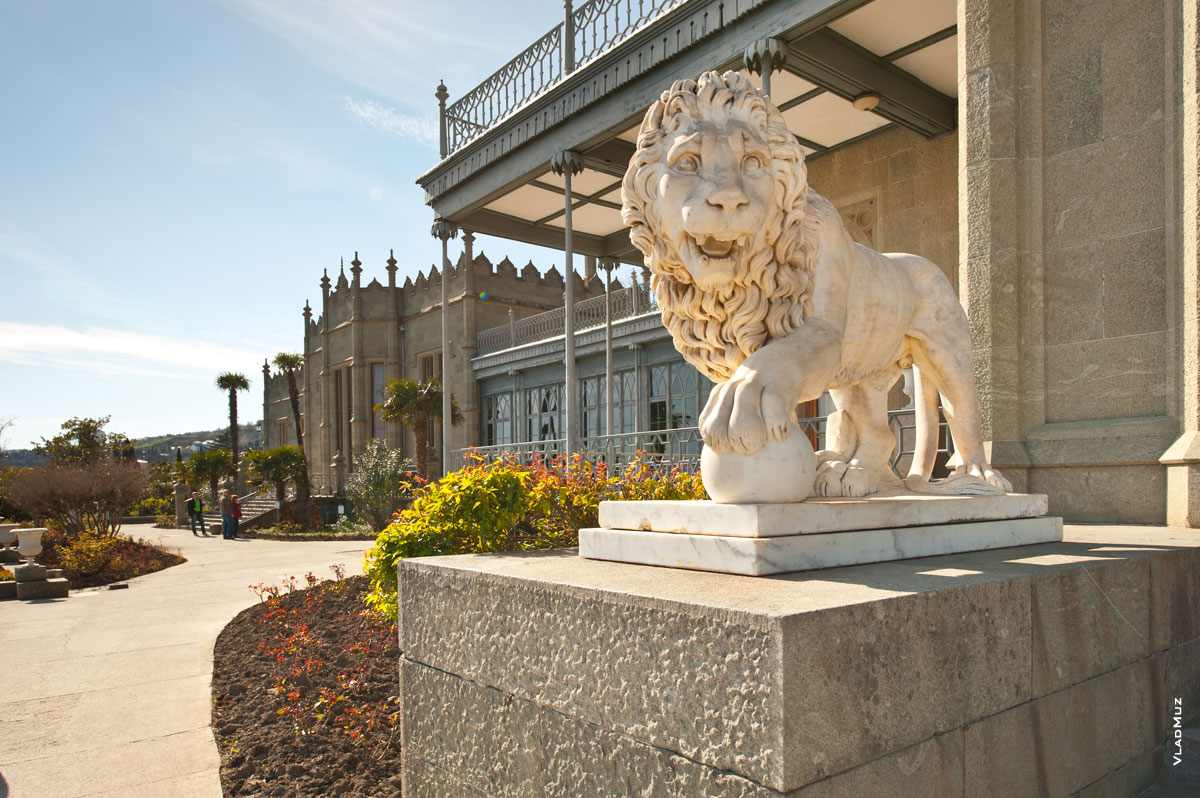 Фото льва у южного входа в Воронцовский дворец в Крыму