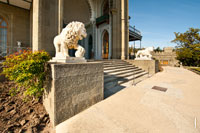 Фото 2-х стерегущих вход львов в Воронцовский дворец в Крыму