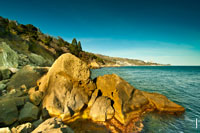 Крымский морской пейзаж у побережья Воронцовского парка в Алупке: скалистый берег, камни, море