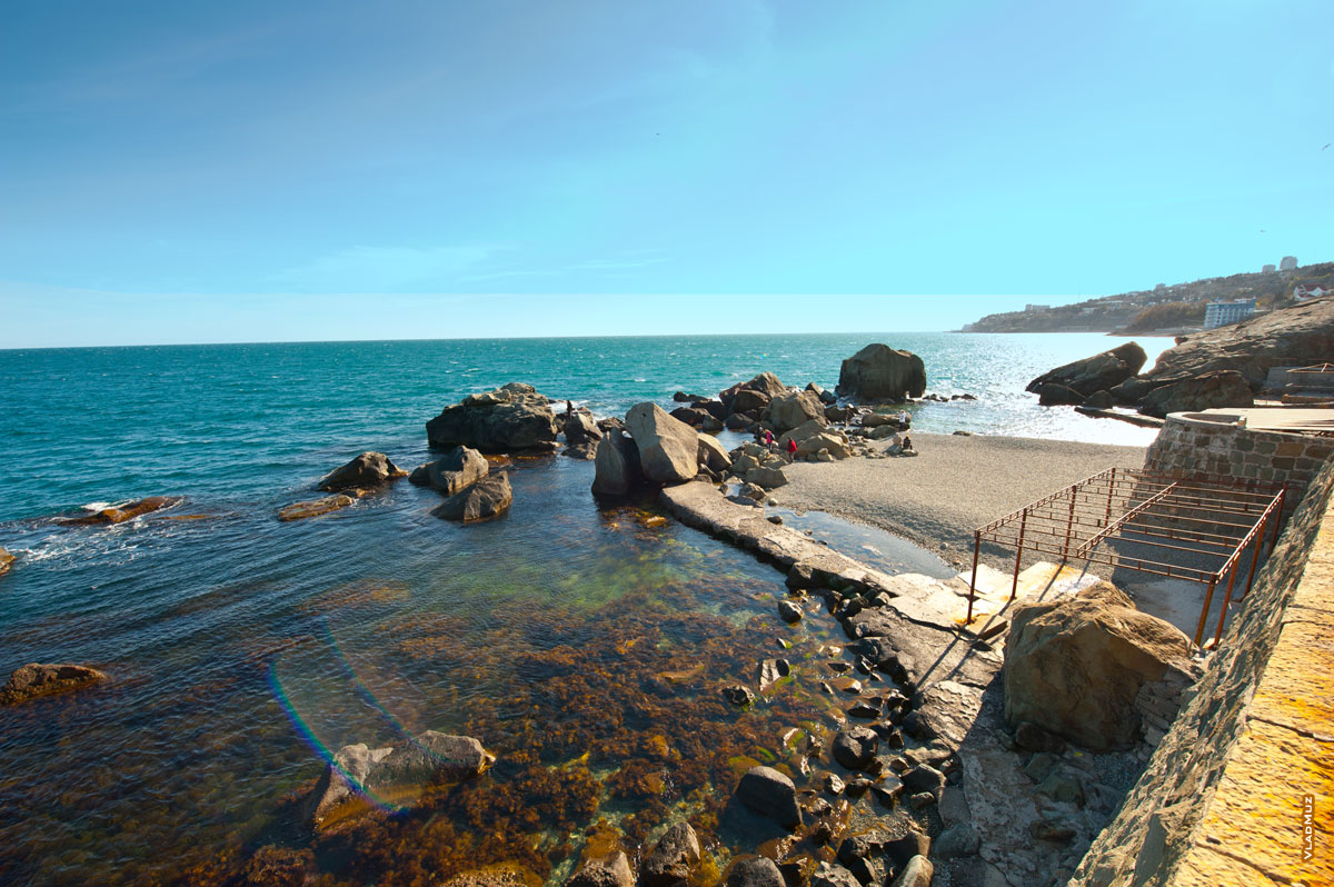 Морской HD-фотопейзаж с видом на пляж у Воронцовского дворца, Рыбачью пристань и Черное море