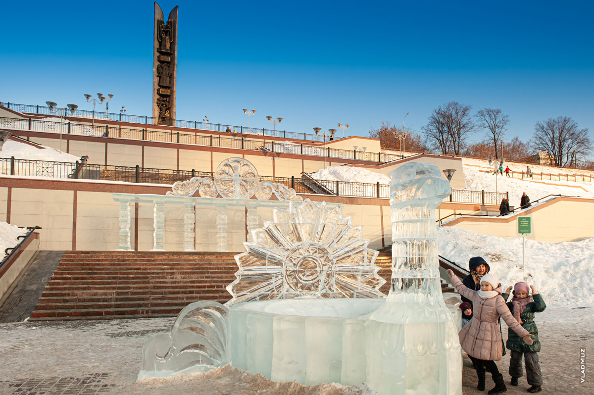 Ижевск, фото ледовых скульптур на лестнице к набережной Ижевского пруда