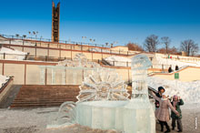 Дети в городе Ижевске рады зиме, льду и ледовым скульптурам