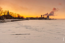 Зимний фотопейзаж Ижевска: пар из труб ТЭЦ на фоне алого заката над Ижевским прудом