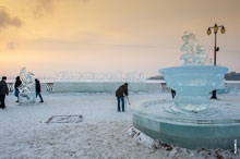 Фото птицы изо льда, ледяных букв «Удмуртский лед» и ледяной рыбки на набережной Ижевского пруда в городе Ижевске