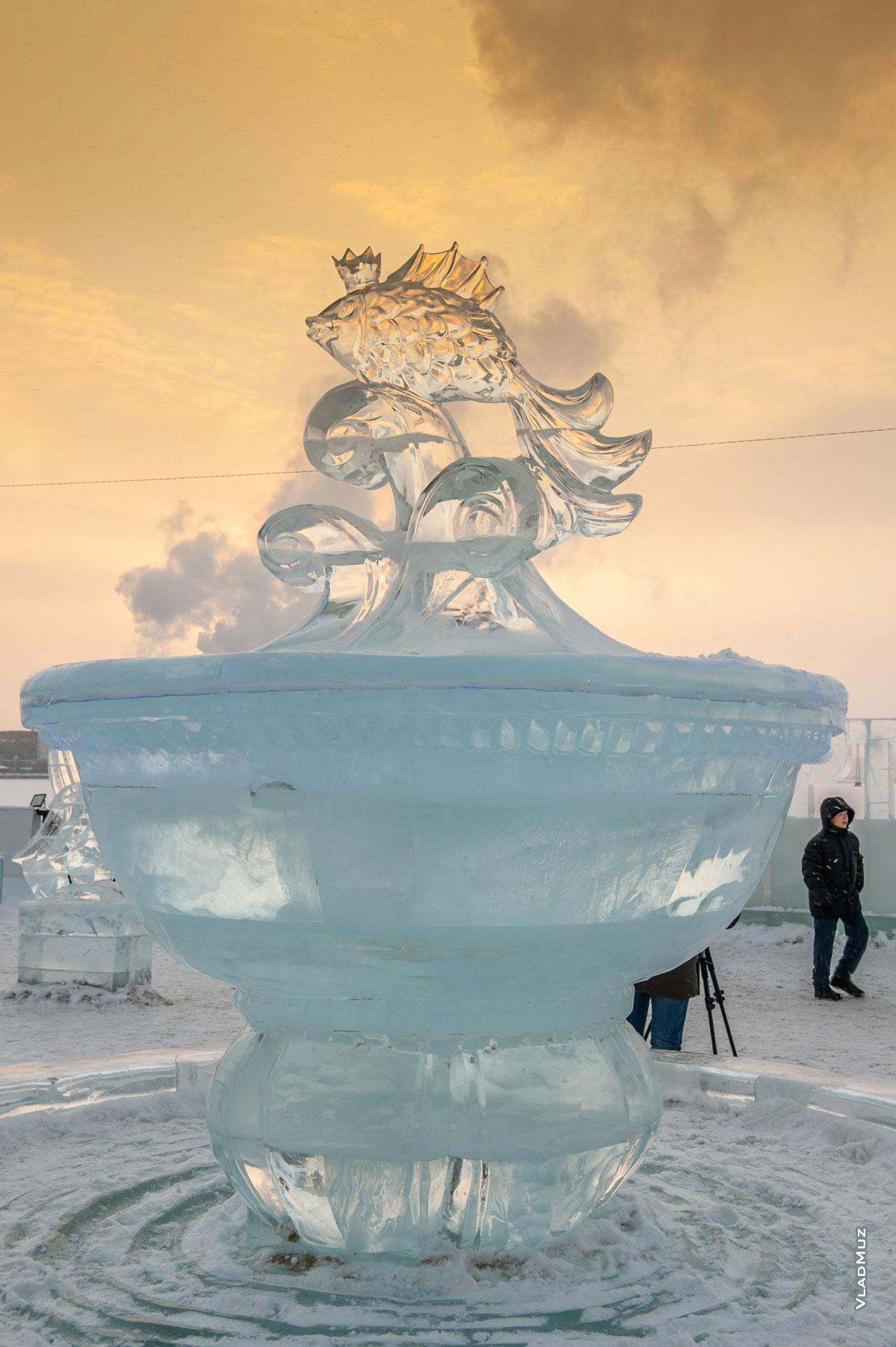 Ижевск, фото золотой рыбки изо льда наверху ледовой чаши на набережной Ижевского пруда