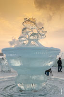 Фото золотой рыбки изо льда наверху ледовой чаши на набережной Ижевского пруда в городе Ижевске
