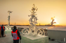 HD-фото ледовой скульптуры «Детская фантазия» на фестивале «Удмуртский лед 2018» в Ижевске с разрешением 4010 на 2670 пикселей