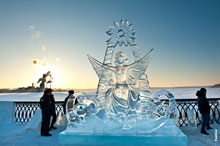 HD-фото ледовой скульптуры «Царевна-Лебедь» спереди на фестивале «Удмуртский лед» с разрешением 4256 на 2832 пикселей