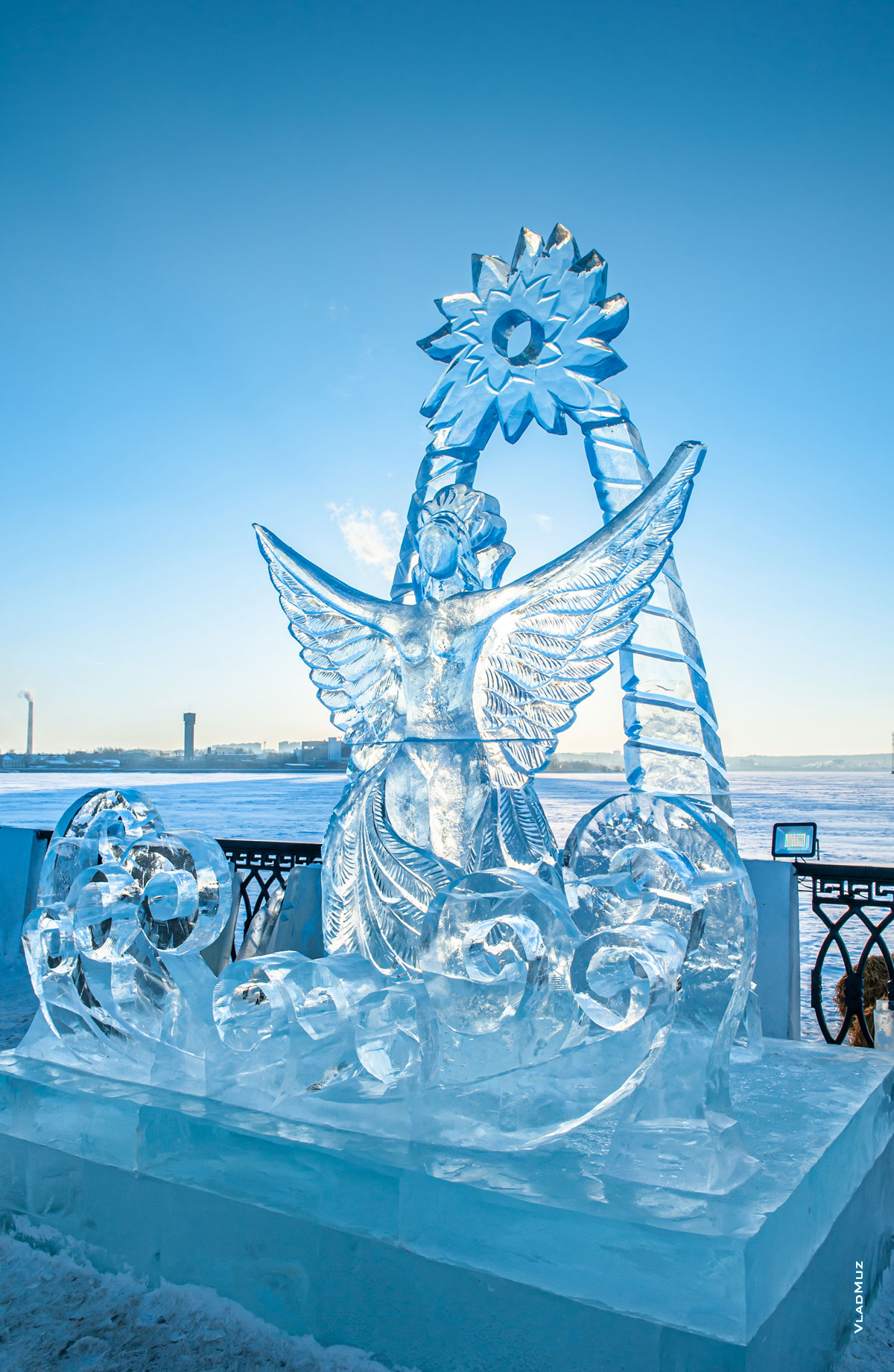 Ижевск, фестиваль «Удмуртский лед 2018»: фото ледовой скульптуры «Царевна-Лебедь»