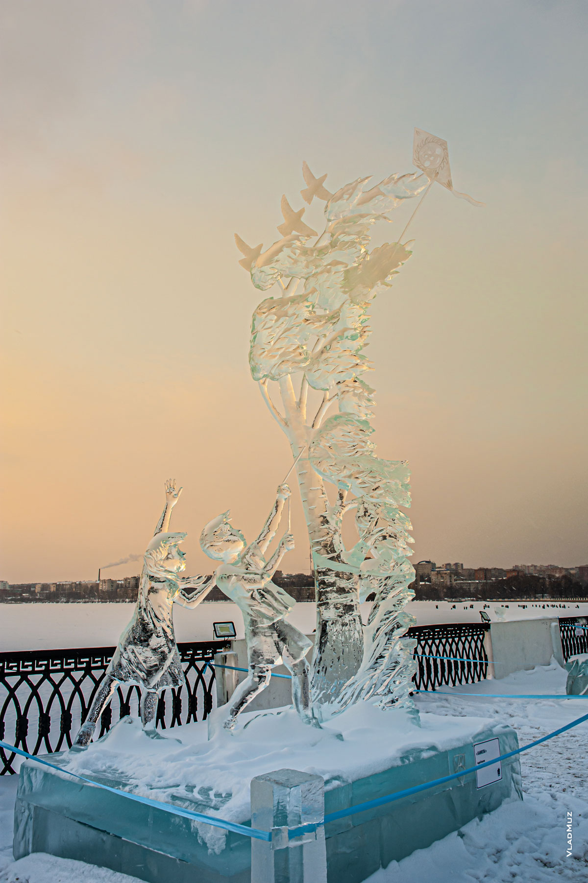 Ижевск, фестиваль «Удмуртский лед 2018»: фото ледовой скульптуры «Каникулы»