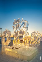 HD-фото сверкающей ледовой скульптуры «Нежность» на фестивале «Удмуртский лед» в Ижевске в лучах заходящего солнца с разрешением 2720 на 4025 пикселей