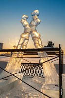 Фото процесса создания ледовой скульптуры «Любовь» на фестивале «Удмуртский лед» в Ижевске