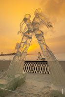 HD-фото ледовой скульптуры «Любовь» на фестивале «Удмуртский лед» в Ижевске на фоне закатного неба с разрешением 2832 на 4256 пикселей