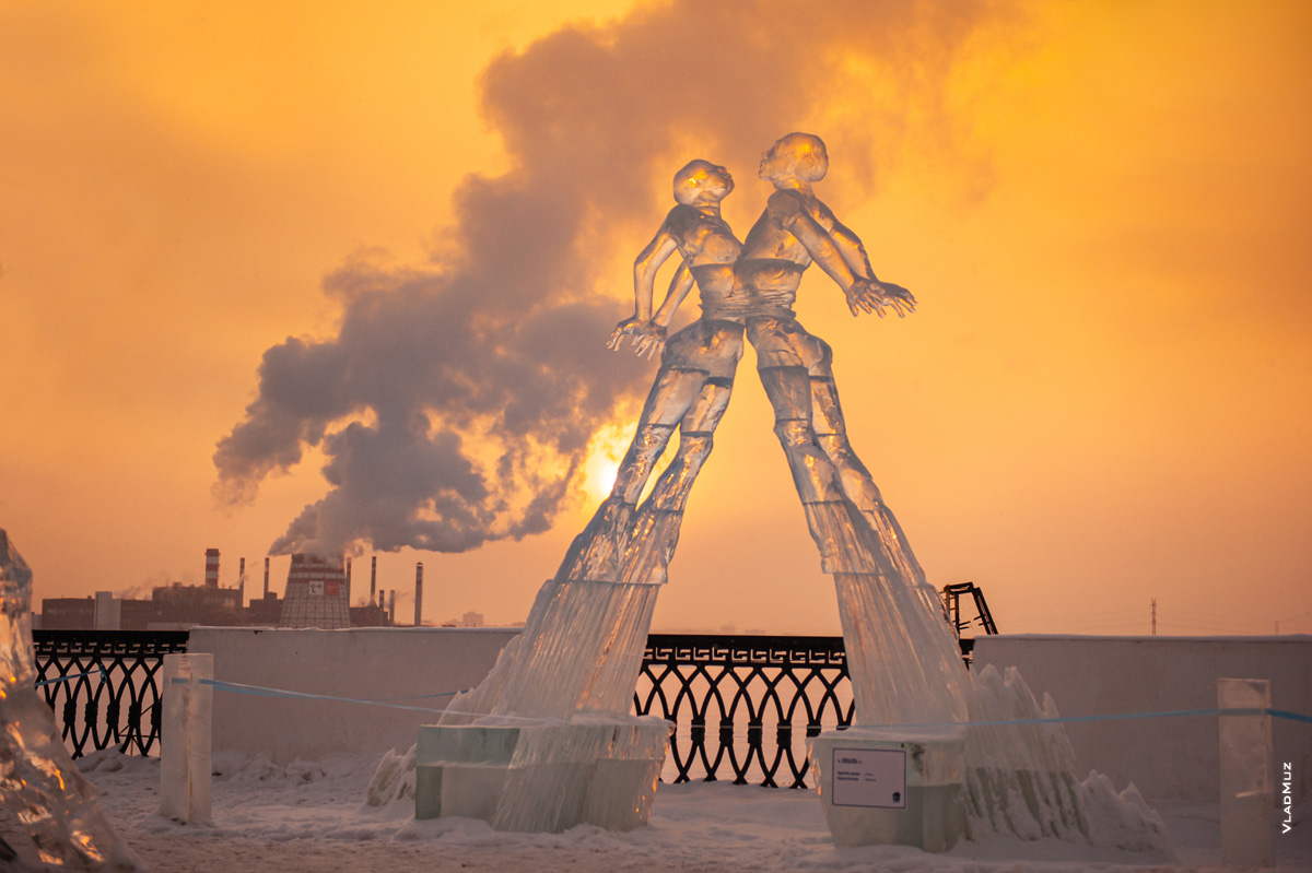Фото женской и мужской ледовых скульптур под названием «Любовь» на набережной Ижевского пруда