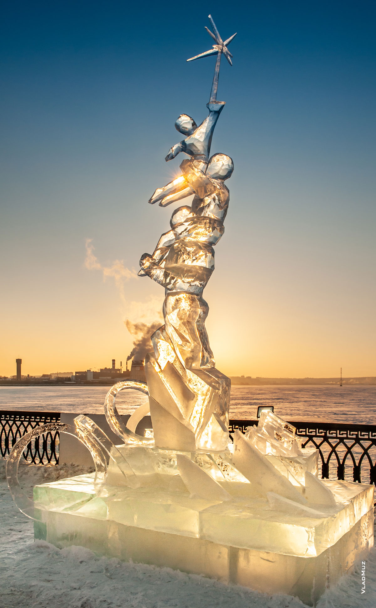 Ижевск, фестиваль «Удмуртский лед 2018»: фото ледовой скульптуры «Преодоление»