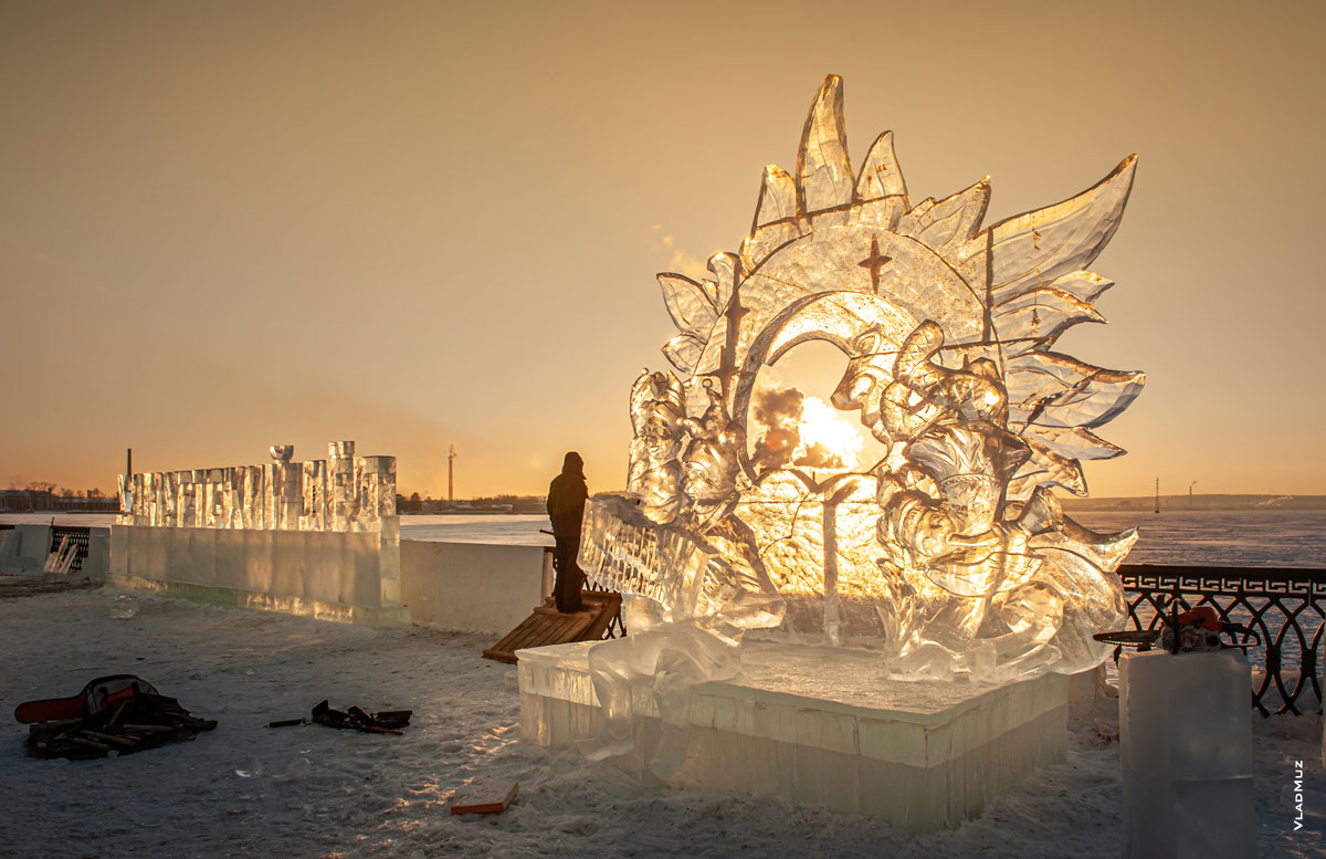 Ижевск: фото ледовых букв «Удмуртский лед» и ледовой скульптуры «Солнцеворот» на набережной Ижевского пруда