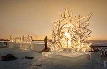 HD-фото ледовых букв «Удмуртский лед» и ледовой скульптуры «Солнцеворот» в контровом солнечном свете на набережной Ижевского пруда с разрешением 4130 на 2675 пикселей