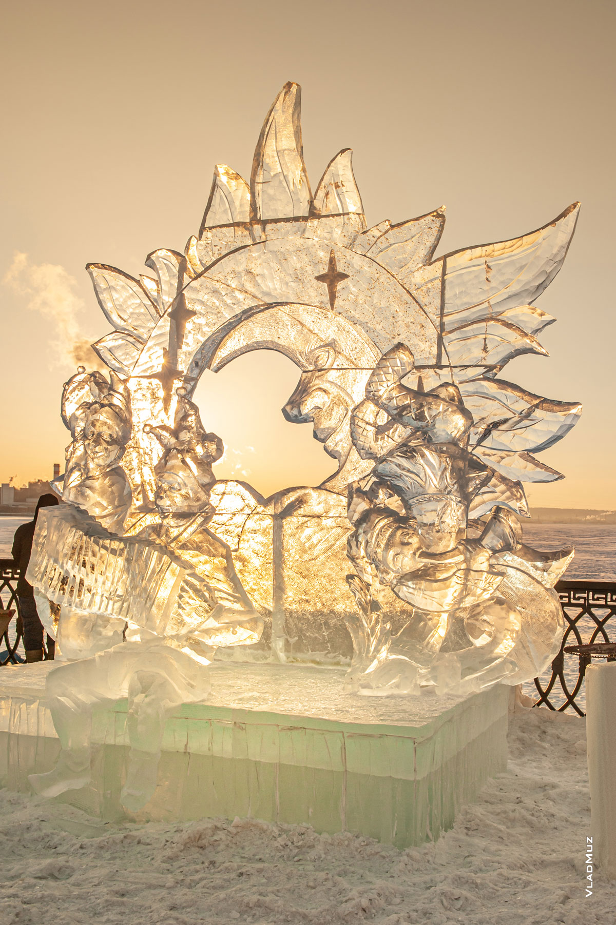 Фото ледовой скульптуры «Солнцеворот» на фестивале «Удмуртский лед» в Ижевске
