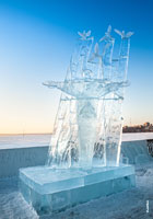 HD-фото ледовой скульптуры «И мира вам, и любви» на фестивале «Удмуртский лед» в Ижевске с разрешением 2830 на 4050 пикселей