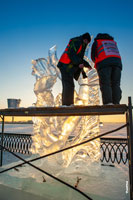 Фото процесса создания ледовой скульптуры «Ловец жемчуга» на фестивале «Удмуртский лед» в Ижевске