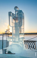 Фото ледовой скульптуры «Магнит» на фестивале «Удмуртский лед» в Ижевске