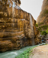 Скалистая стена Главного Чегемского водопада. Горный фотопейзаж