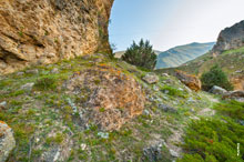 Каменистый фотопейзаж и тропа к месту роупджампинга экстрим-парка «Флай Чегем», фото в HD качестве с разрешением 4256 на 2832 пикселей