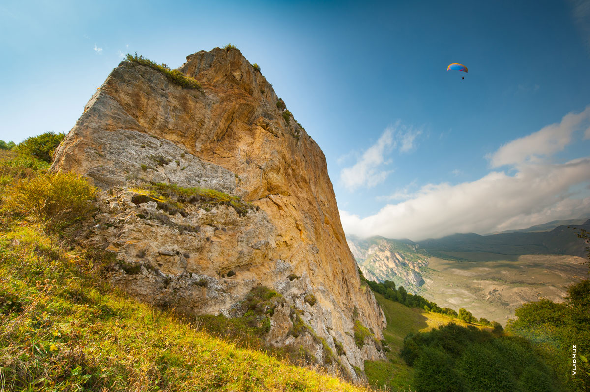 Кабардино-Балкария. Парадром «Флайчегем»: фото скалы и параплана в небе