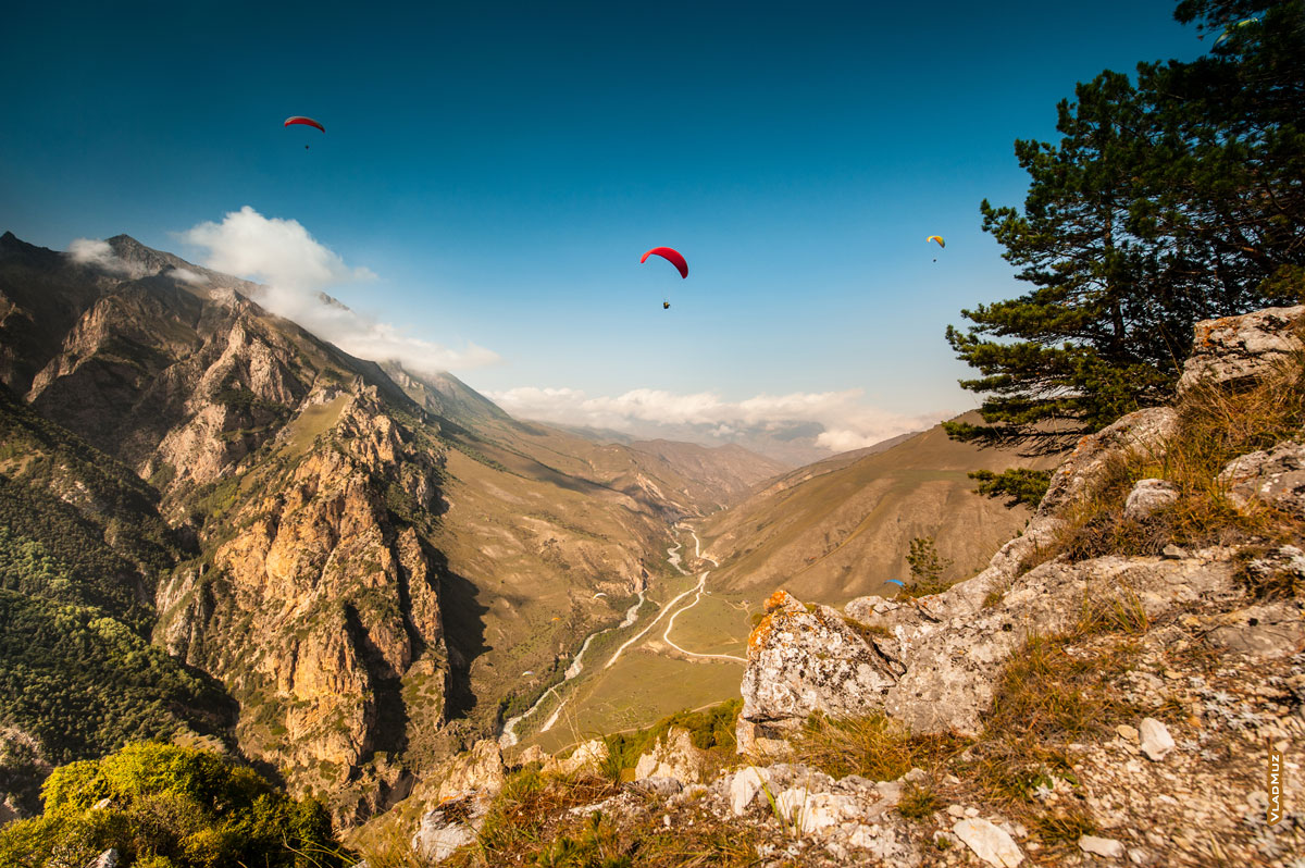Фото парапланов в небе на фоне гор Кабардино-Балкарии в верховьях Чегемского ущелья и долины реки Чегем