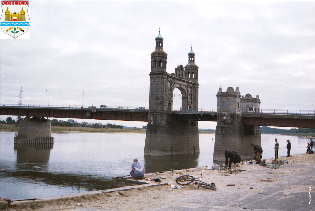 Мост Королевы Луизы - символ Советска. Возле него всегда стоят рыбаки